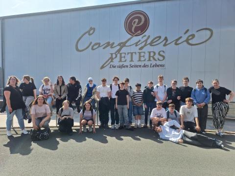 Jahrgang 8 zu Besuch bei Peters Pralinen