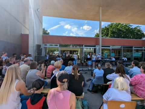 Hitze-Schlacht am Mikrofon: Konrad-Zuse-Schule rockt den Schulhof bei 30 Grad im Schatten