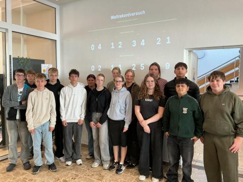 Schul-Sanis dr&uuml;cken gemeinsam f&uuml;r den Weltrekord