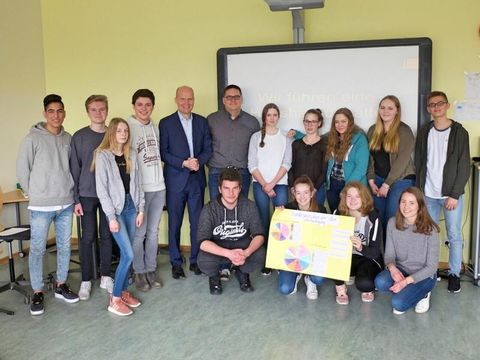 Bundestagsabgeordneter und Finanzexperte Ralph Brinkhaus besucht Gemeinschaftsschüler